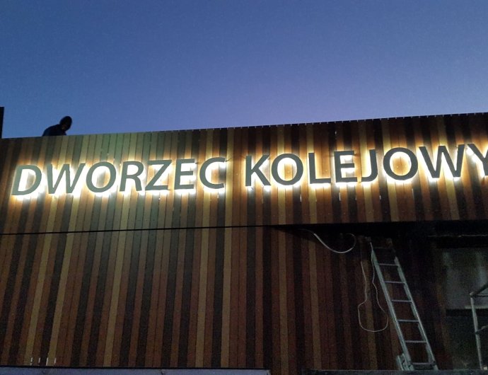 Litery podświetlane dla dworca kolejowego